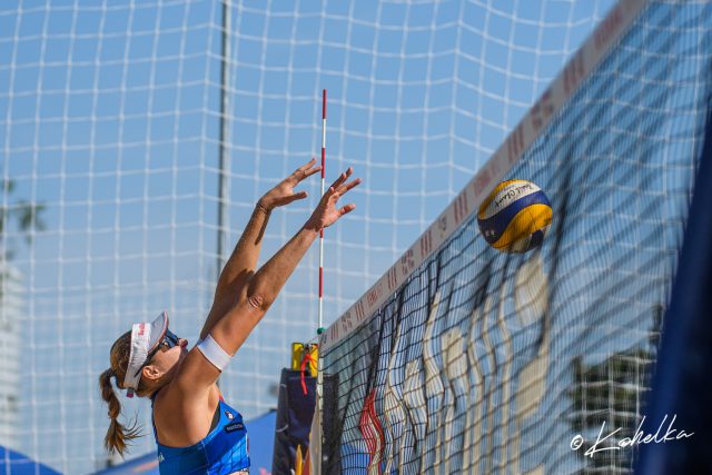 Beachvolejbalistka Barbora Hermannová na bloku | foto: Václav Kohelka