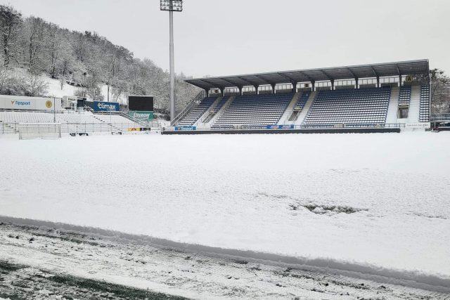 Zasněžená zlínská Letná před zrušeným zápasem 17. kola Fortuna Ligy | foto: Oficiální twitter FC Zlín  (@footballzlin),  Twitter