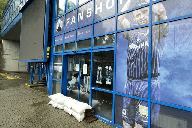 Stadion libereckého Slovanu se připravuje na povodně | foto: X/ @FCSlovanLiberec