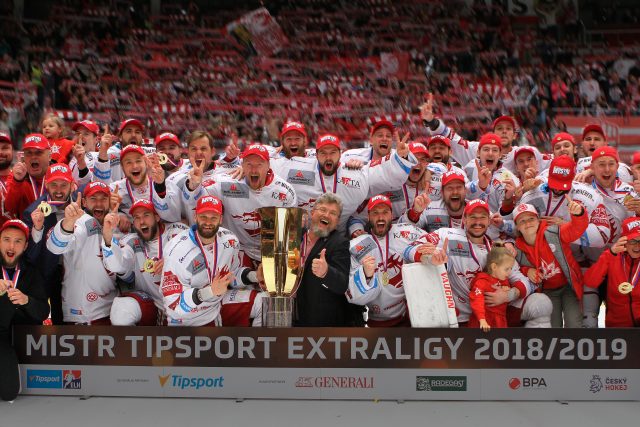 Mistr Tipsport extraligy 2018/2019 tým HC Oceláři Třinec | foto: Profimedia