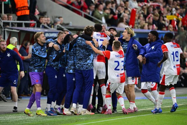 Fotbalisté Slavie se radují z úvodní branky | foto: Vít Šimánek,  ČTK