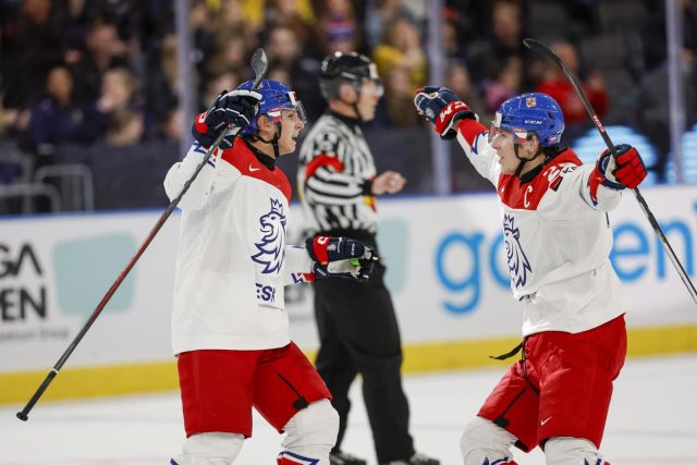Čeští hokejisté do 20 let si na mistrovství světa zahrají semifinále | foto:  ČTK/AP