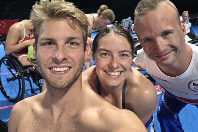 Čeští plavci Jonáš Kešner  (vlevo),  Vendula Dušková a Arnošt Petrášek | foto: Český paralympijský výbor
