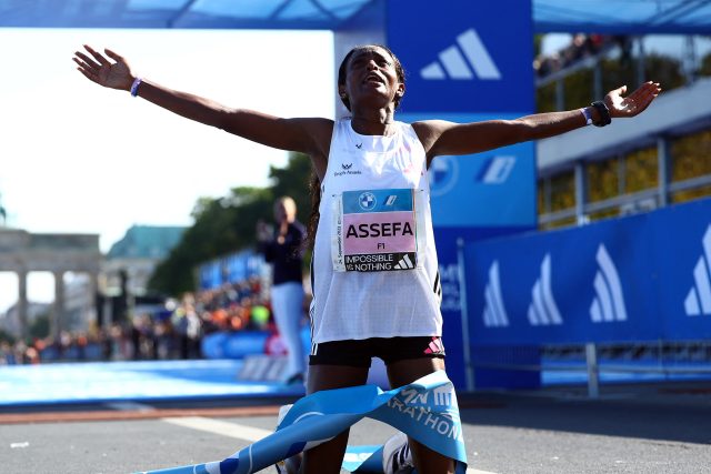 Etiopská běžkyně Assefaová po zaběhnutí nové světového rekordu v maratonu v Berlíně | foto: Lisi Niesner,  Reuters