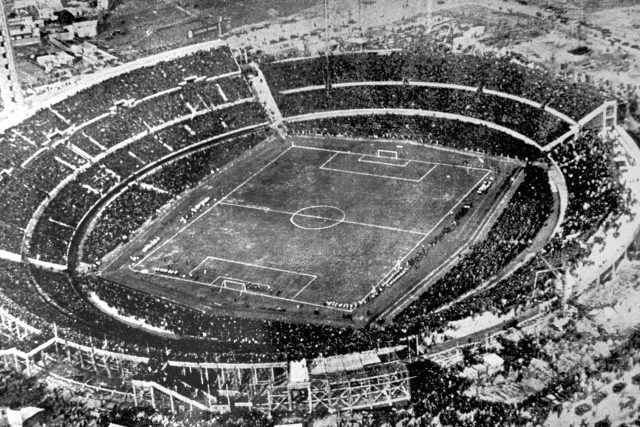 Hučící kotel - stadion Centenario v uruguayském Montevideu během mistrovství světa ve fotbale v roce 1930. Zavzpomínejte s námi na jednotlivé světové šampionáty | foto: reprofoto