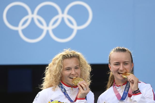 Kateřina Siniaková a Barbora Krejčíková se zlatými medailemi. | foto: Ondřej Deml,  ČTK