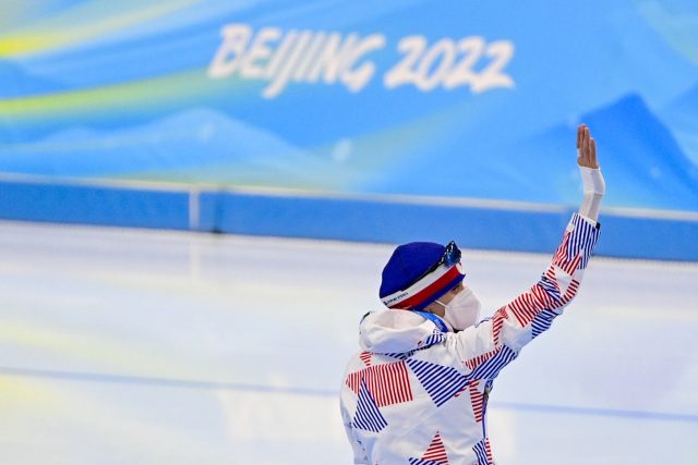 Mávající rychlobruslařka Martina Sáblíková před olympijským závodem v Pekingu | foto: Roman Vondrouš,  ČTK