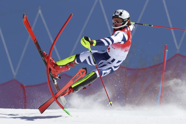 Sjezdař Jan Zabystřan při pádu ve slalomu | foto: Alessandro Trovati,  AP,  ČTK