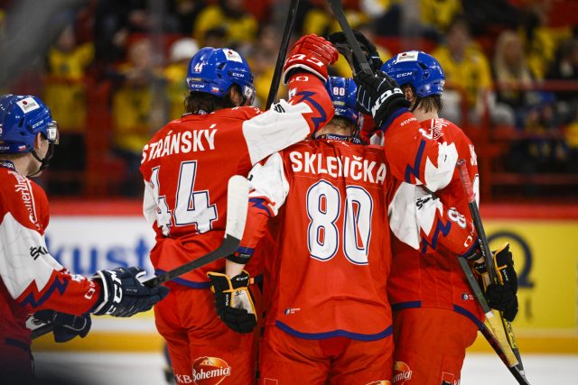 Čeští hokejisté se radují po gólu. Kolikrát budou mít důvod v zápase proti Rakousku? | foto:  Henrik Montgomery,  ČTK