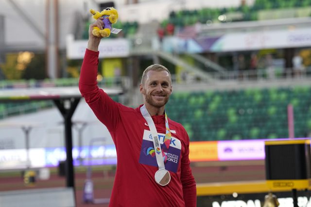 Jakub Vadlejch s bronzovou medailí z mistrovství světa | foto: Gregory Bull,  ČTK / AP