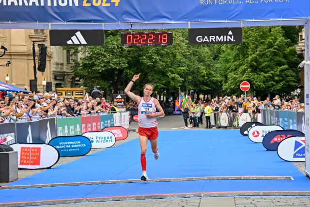 Vítězný Martin Edlman v cíli Pražského maratonu | foto: Iva Roháčková