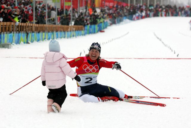 Kateřina Neumannová v cíli olympijského závodu na 30 kilometrů při olympiádě v Turíně | foto: Profimedia