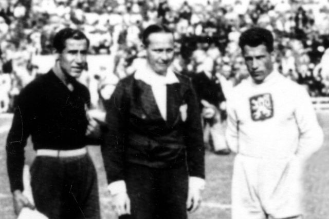 Dva brankáři a kapitáni a rozhodčí finálového zápasu na MS ve fotbale v roce 1934  (zleva): Ital Gianpiero Combi,  sudí Ivan Eklind a česká legenda František Plánička | foto: AP