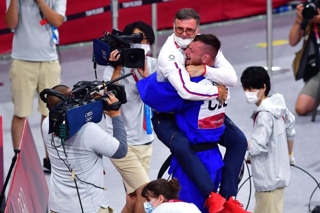 Trenér Petr Lacina v objetí s Lukášem Krpálkem na olympijských hrách v Tokiu | foto: Profimedia