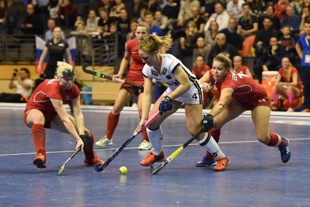 Kateřina Laciná a Adéla Lehovcová  (vpravo) během halového mistrovství světa v pozemním hokeji v roce 2018 | foto: Michael Hundt / Matthias Koch,  Profimedia