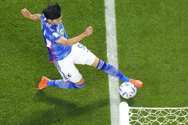 Kaoru Mitoma udržel podle rozhodčích míč ještě ve hře a rozhodujícím gólem poslal Japonce do osmifinále | foto:  Petr David Josek,  ČTK,  AP / ČTK