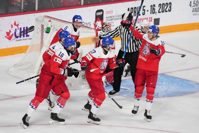 Čeští hokejisté se radují z gólu na 3:1. Švýcarsko porazili ve čtvrtfinále 9:1. O postup do finále si český výběr zahraje proti Švédsku | foto: Darren Calabrese,  ČTK / AP