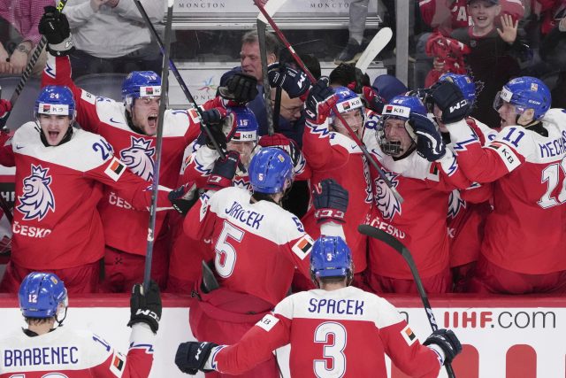 Čeští hokejoví junioři slaví postup do finále mistrovství světa | foto: Darren Calabrese,  ČTK / AP