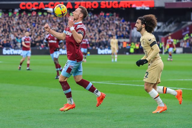 Vladimír Coufal v utkání s Chelsea | foto: Toyin Oshodi,  Profimedia