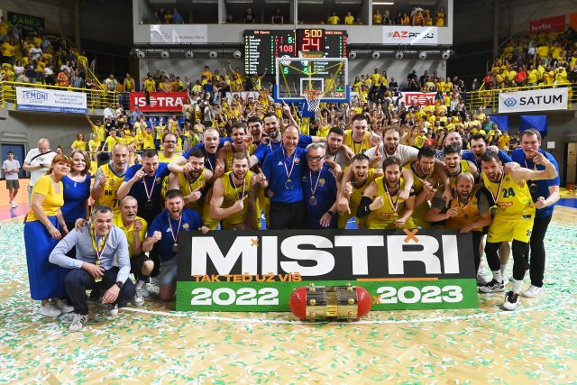 Basketbalisté Opavy slaví mistrovský titul | foto: Jaroslav Ožana,   ČTK,  Profimedia
