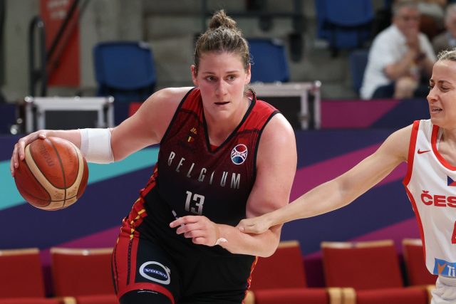 Gabriela Andělová  (vpravo) byla s 11 body nejlepší střelkyní českého týmu při porážce s Belgií | foto: Profimedia
