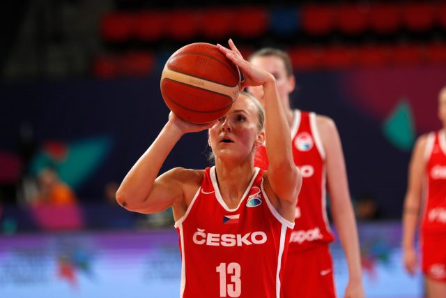 Petra Holešínská byla tahounkou českého týmu v závěru osmifinálového utkání proti Řecku | foto: Profimedia
