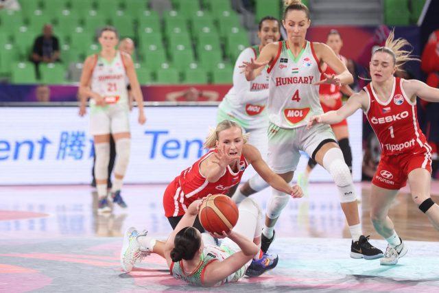 České basketbalistky mají z posledního EuroBasketu pachuť,  především kvůli závěru čtvrtfinálového duelu s Maďarskem | foto: Profimedia