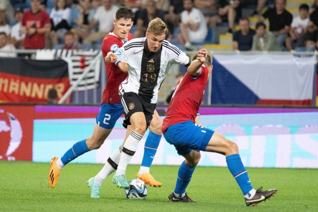 Martin Vitík  (číslo 2) v zápase na mistrovství Evropy proti Německu | foto: Profimedia