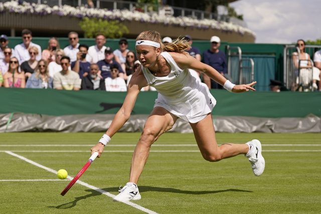 Tenistka Marie Bouzková během zápasu ve Wimbledonu proti Anett Kontaveitové | foto:  ČTK/AP,   Alberto Pezzali,  Profimedia