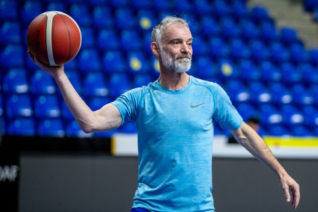 Herec Ivan Trojan trénuje s opavskými basketbalisty | foto: Vladimír Pryček,  ČTK