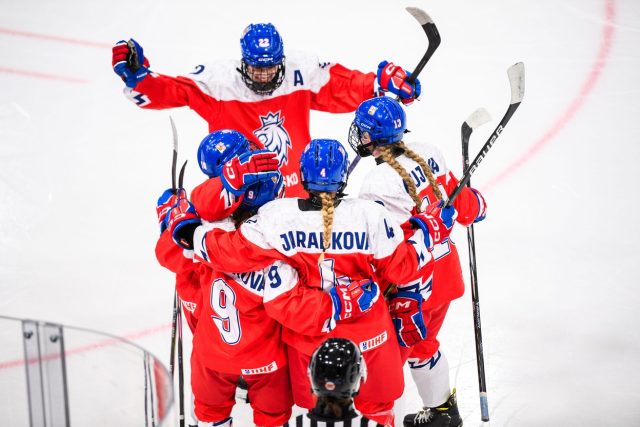 České hokejistky do 18 let vybojovaly na mistrovství světa stříbrné medaile | foto: Profimedia