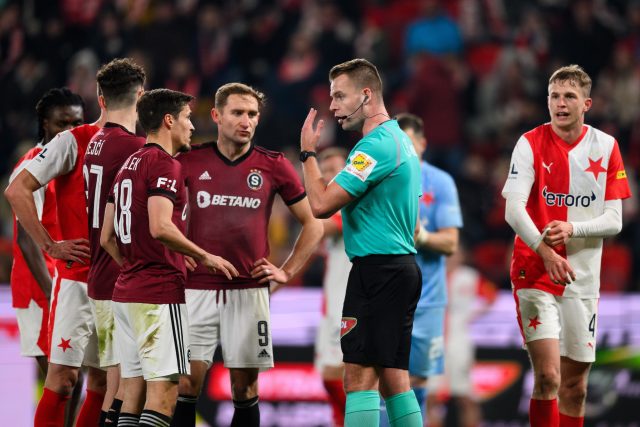 Rozhodčí Karel Rouček v pražském derby | foto: Vlastimil Vacek,  Právo / Profimedia