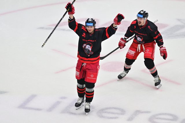 Útočníci Jakub Orsava a Jan Káňa z Olomouce | foto: Radek Petrášek,  Profimedia