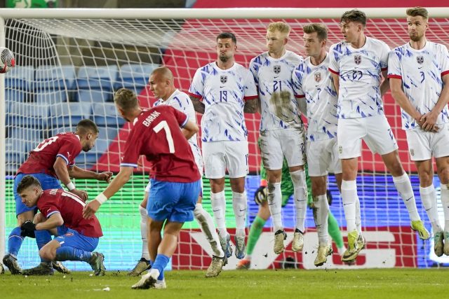 Antonín Barák se z přímého kopu nemýlil a trefil horní roh norské branky v přípravném zápase | foto:  AFP,   ČTK/AFP