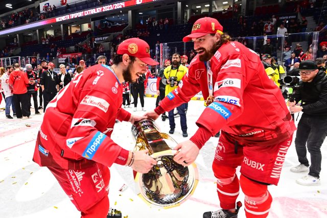 David Ciencala a Daniel Voženílek z Třince slaví mistrovský titul | foto: Josef Vostárek,  Profimedia