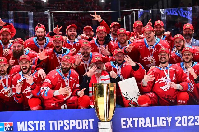 Hokejisté Třince slaví mistrovský titul | foto: Josef Vostárek,  Profimedia