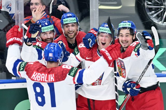Hokejisté národního týmu se radují z gólu | foto: Michal Beránek / CNC / Profimedia