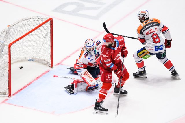 Ačkoli Třinec získal pět titulů v řadě,  větším favoritem budou v nové sezoně Pardubice | foto: Vlastimil Vacek,  Právo,  Profimedia