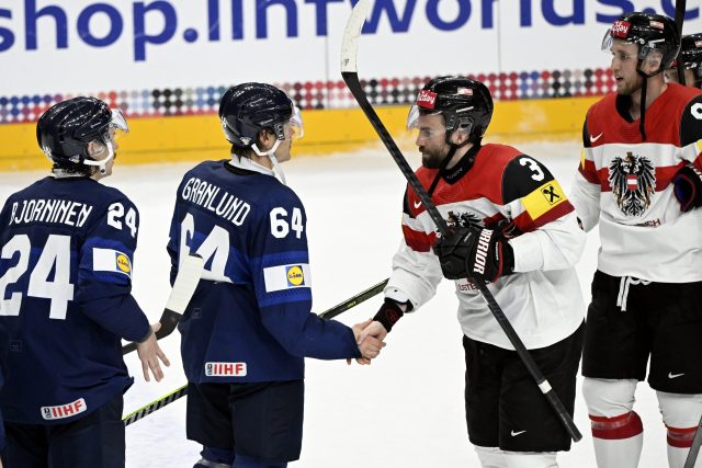 Rakušan Peter Schneider si podává ruku s Finem Mikaelem Granlundem po utkání základní skupiny na MS v hokeji 2024 | foto: Profimedia