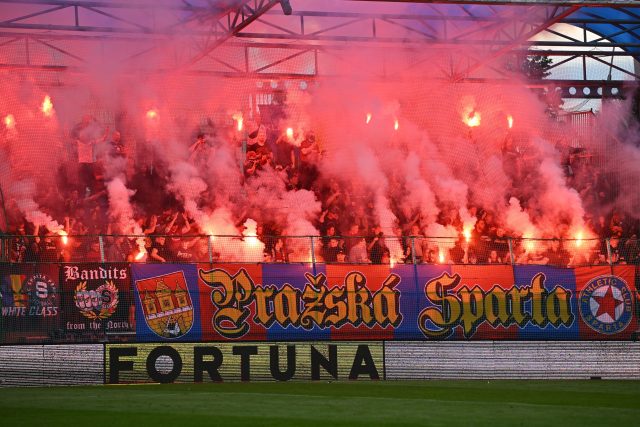 Fanoušci Sparty slaví v Mladé Boleslavi 38. mistrovský titul | foto: Radek Petrášek,  ČTK