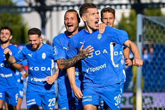 Mladoboleslavský Daniel Mareček slaví se spoluhráči vstřelenou branku. Proti Slovácku zaznamenal hattrick | foto: Vít Šimánek,  ČTK