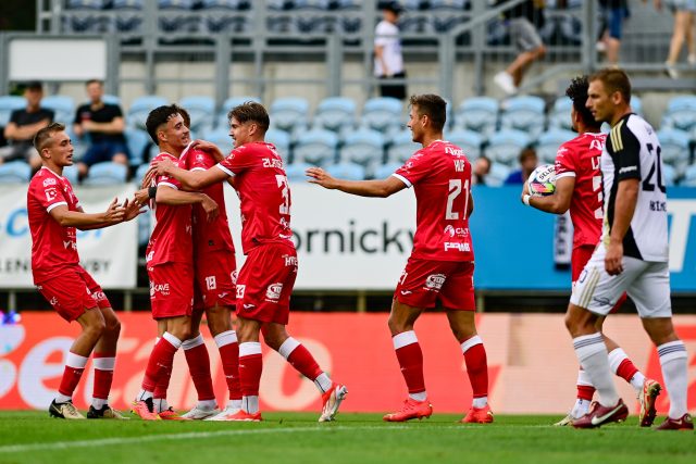 Fotbalisté Pardubic se radují z gólu v zápase proti Českým Budějovicím | foto: Václav Pancer,  ČTK