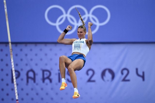 Tyčkařka Amálie Švábiková v kvalifikaci olympijského závodu v Paříži | foto:  Ben Stansall,  AFP / Profimedia