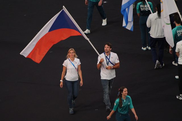 Olympijští medailisti z Česka,  oštěpařka Nikola Ogrodníková a kanoista Martin Fuksa kráčejí s českou vlajkou na slavnostním zakončení Letních olympijských her 2024 na stadionu Stade de | foto: Profimedia