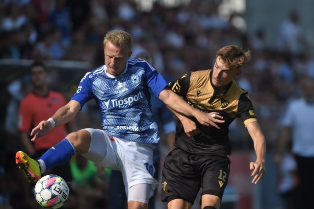 Olomoucký Filip Zorvan v souboji s Tomášem Rigem z Ostravy | foto: Luděk Peřina,  Profimedia