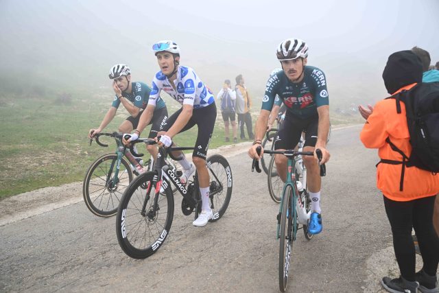 Španělský cyklista Marc Soler  (uprostřed) | foto: Fotoreporter Sirotti Stefano,  Profimedia