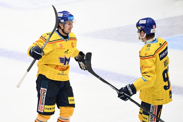 Nick Olesen  (vlevo) vstřelil v zápase proti Pardubicím hattrick,  České Budějovice vyhrály 6:1 | foto: Pavel Mazáč / CNC / Profimedia