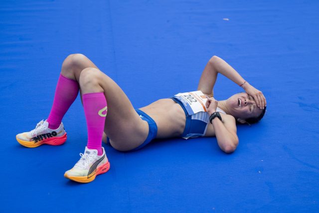 Tereza Hrochová vyčerpána v cíli závodu na MČR v běhu na 10 kilometrů | foto: Ondřej Deml,  ČTK