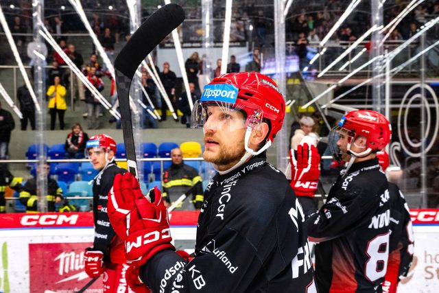 Hokejový obránce Hradce Králové Ralfs Freibergs po vítězném zápase proti Pardubicím | foto: David Taneček,  ČTK