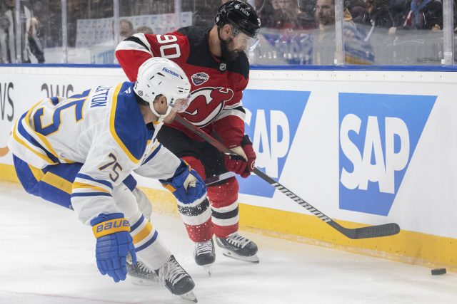 Slovenský útočník Tomáš Tatar z New Jersey Devils bojuje o puk v zápase proti Buffalu Sabres | foto: TASR/Profimedia